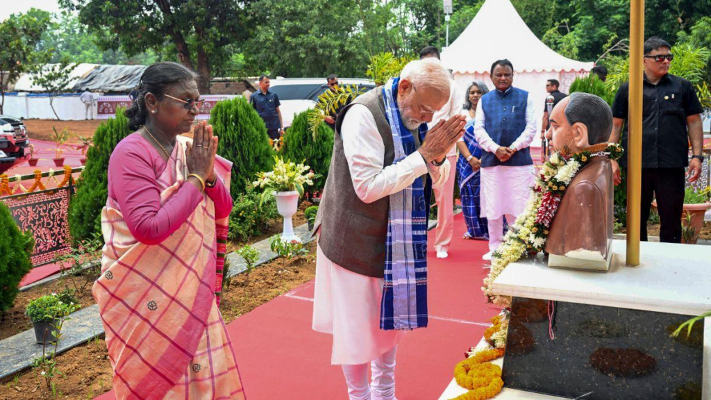 PM Modi with President Droupadi Murmu in Pahadpur.